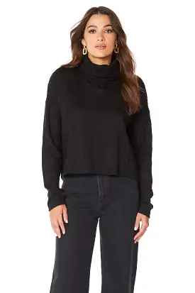 BOXY TURTLENECK