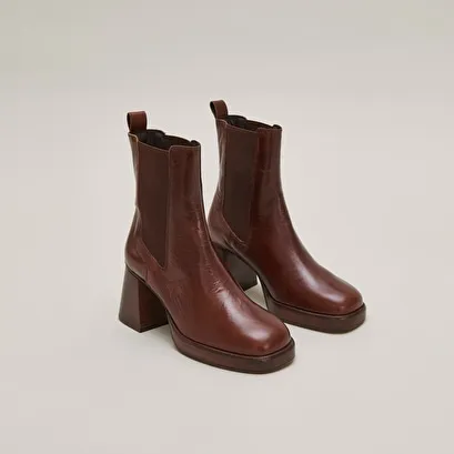 Square toe and elastic boots in brown aged leather