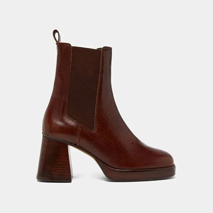 Square toe and elastic boots in brown aged leather