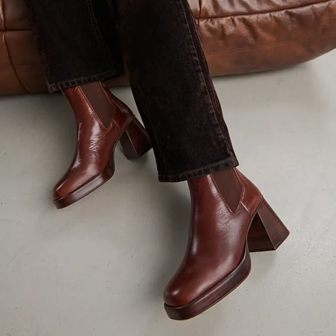 Square toe and elastic boots in brown aged leather