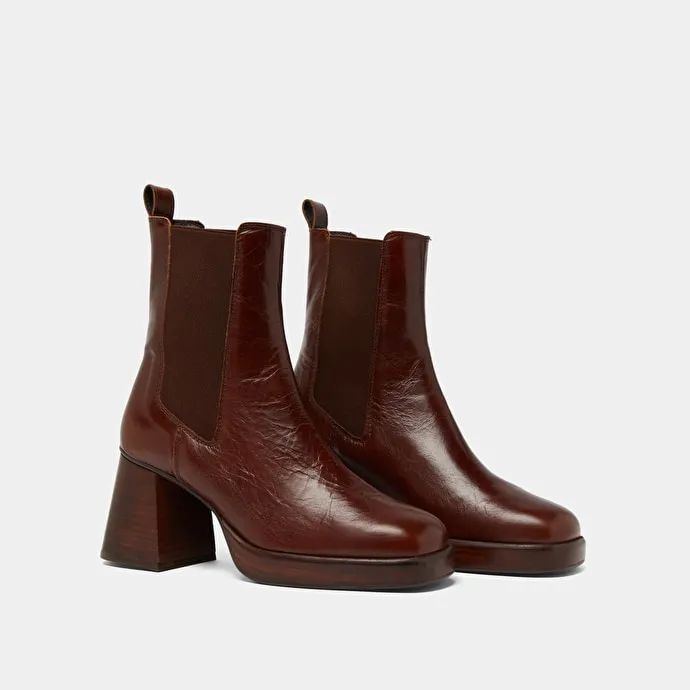 Square toe and elastic boots in brown aged leather