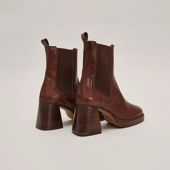 Square toe and elastic boots in brown aged leather