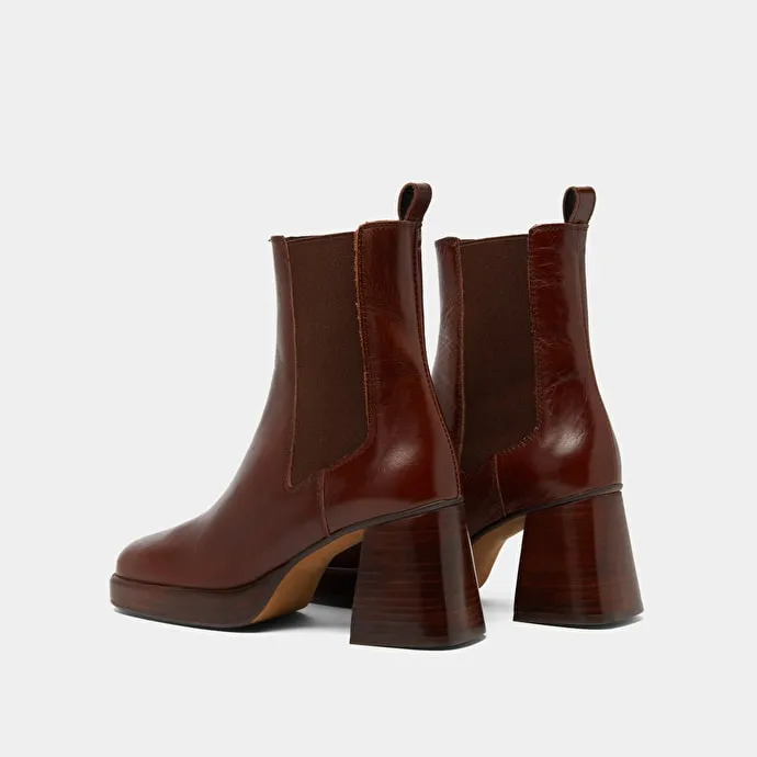 Square toe and elastic boots in brown aged leather